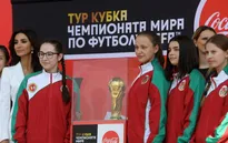 Lần đầu tiên có các cô bé nhặt bóng tại World Cup 2018