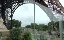 Pháp xây tường kính quanh tháp Eiffel chống khủng bố
