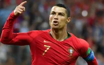 Fan "đứng tim" vì bị C.Ronaldo bất ngờ giật điện thoại