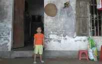 Bố mẹ nghèo đau đớn chứng kiến con gái tim bẩm sinh chết dần từng ngày