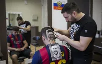 Độc đáo dịch vụ cắt tóc hình cầu thủ bóng đá tại Serbia