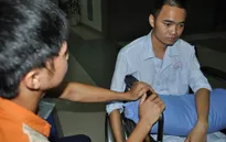 Nghẹn ngào em khuyết xương sọ đẩy xe lăn chăm anh trai bị liệt