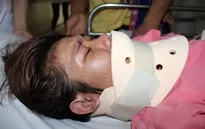 Mẹ bị cây đè gãy cổ, cha địu theo con thơ nuôi bệnh