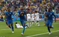 Hài hước FIFA World Cup™ 2018: Ăn mừng quá sung, HLV Brazil ngã "lộn tùng phèo"