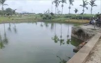 Cứu em trai 2 tuổi bị tuột áo phao, hai chị em chết đuối thương tâm