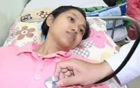 Không đủ tiền mổ tim, người mẹ trẻ sắp lìa xa con thơ