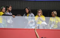 Hy hữu FIFA World Cup™ 2018: Neymar ghi bàn, em ruột ngất xỉu ngay trên sân