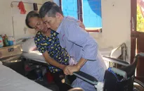 Ông ngoại bị tai biến, hai cháu "đói cơm khát sữa" không người chăm sóc