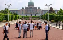 Malaysia: Nhà thờ Hồi giáo cấm cửa du khách sau video nhảy khiêu gợi