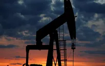 Giá dầu tăng mạnh trước lệnh trừng phạt của Mỹ với Iran