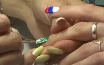 Trang trí móng tay cổ vũ bóng đá