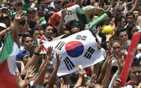 CĐV Mexico sung sướng vây kín ĐSQ Hàn Quốc để cảm ơn kì tích châu Á