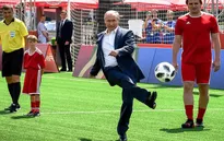 Tổng thống Putin đá bóng trên Quảng trường Đỏ