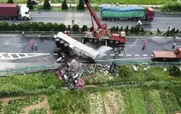 Xe khách đâm trực diện xe tải trên cao tốc Trung Quốc