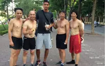 Chris Smalling trổ tài đá cầu ngay trên đường phố Hà Nội