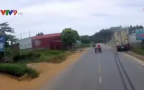 Xe máy chở hàng cồng kềnh: Hiểm họa di động với người đi đường