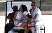 George Clooney chật vật lên máy bay rời Italy sau tai nạn