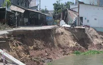 Người dân trên vùng sạt lở ở TP.HCM tự trang bị áo phao