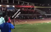 U19 Indonesia gục ngã ở chấm 11m, CĐV chủ nhà ném chai lọ về phía U19 Malaysia