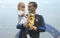 Vô địch FIFA World Cup™ 2018, người hùng chung kết muốn về ăn mừng với vợ con