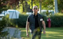 Vượt mặt Bill Gates, ông chủ Amazon giàu nhất lịch sử đương đại