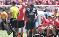 Trụ cột tập tễnh rời sân, Man Utd lo sốt vó