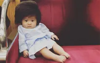 Bé gái 6 tháng tuổi gây sốt vì mái tóc dựng ngược có một không hai