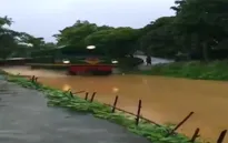 Clip: Tàu hỏa chạy trên đường ray ngập ‎nước