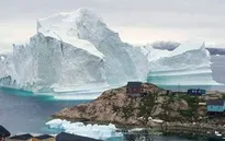 Tảng băng trôi 11 triệu tấn đe dọa ngôi làng ở Greenland