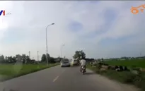 Clip: Ô tô 7 chỗ lao thẳng vào xe ngược chiều gây tai nạn liên hoàn
