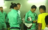 Hài hước: Mesut Ozil ký tặng fan "đặc biệt" theo cách đặc biệt