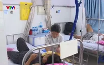 Hai mẹ con bán vé số chăm nhau trong viện
