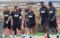 Fan "chết ngất" nhìn sao Man Utd như những ông già trên sân tập
