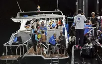 Lật tàu du lịch ở Phuket, Thái Lan: Ít nhất 1 người thiệt mạng, 53 người vẫn mất tích