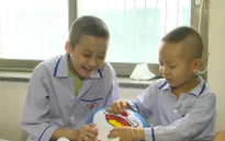 Xót xa cô bé nghèo cùng hơn 70% tế bào ung thư trong người