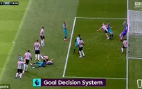 Tottenham may mắn có bàn đầu tiên mùa giải mới nhờ công nghệ Goal-line