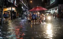 Lũ lụt làm tê liệt một phần thủ đô Manila của Philippines