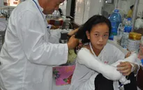 Ánh mắt cầu cứu của bé 14 tuổi bị rò mủ xương và tim bẩm sinh