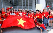ẢNH: CĐV Việt Nam rộn ràng, rực sắc đỏ trước trận quyết định gặp Olympic Nhật Bản
