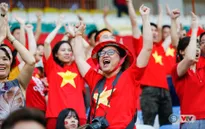 ẢNH: CĐV Việt Nam vỡ oà niềm vui khi Olympic Việt Nam giành chiến thắng trước Olympic Nhật Bản