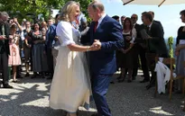 Tổng thống Nga Putin khiêu vũ với Ngoại trưởng Áo
