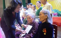 Phó Chủ tịch nước tặng quà cho gia đình chính sách tại Quảng Ngãi