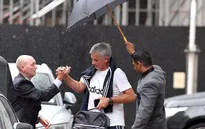 HLV Mourinho được che ô sau buổi tập cùng Man Utd