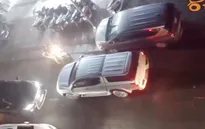 Clip: Tài xế xe bán tải cố tình ép một ô tô khác đi ngược chiều