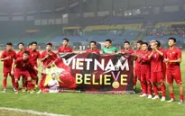 CĐV và cầu thủ Olympic Việt Nam tri ân Đỗ Hùng Dũng