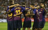 Trên sân đấu như "ruộng cày", Barcelona thắng hú hồn nhờ VAR