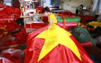 Olympic Việt Nam vào bán kết ASIAD 2018: "Sốt sình sịch" sản xuất băng rôn, cờ Tổ quốc
