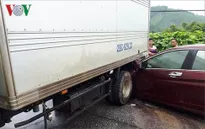 Ô tô con chui vào đuôi xe tải, Quốc lộ 3 ùn tắc