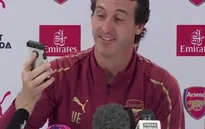 Nghe điện thoại "hộ" phóng viên, Unai Emery khiến phòng họp báo cười bò
