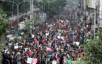 Biểu tình sau tai nạn giao thông làm tê liệt thủ đô Dhaka, Bangladesh